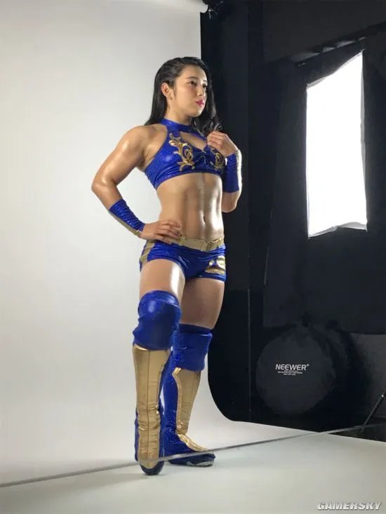 美国女装大佬COS春丽 称想与成龙一较长短