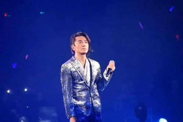 消失的光阴散失在风里,仿佛想不起再面对是什么歌