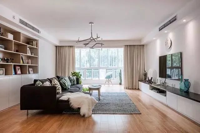 家多福装饰 | 老公不做吊顶，客厅与阳台打通，只花了10万，邻居纷纷上门请教！