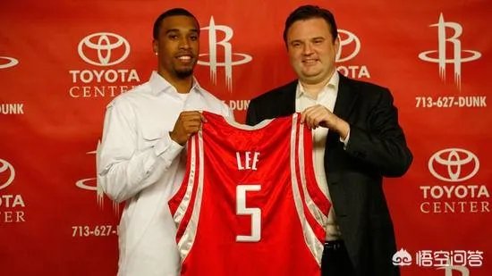 尼克斯想要交易考特尼李,火箭队能不能用安德森和选秀权交易得到他,有何依据?