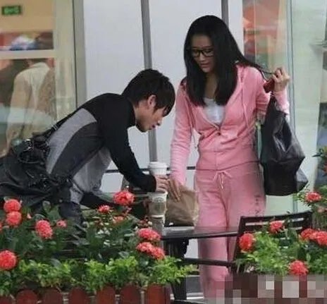 赵卓娜图片美艳迷人 与韩寒同回寓所