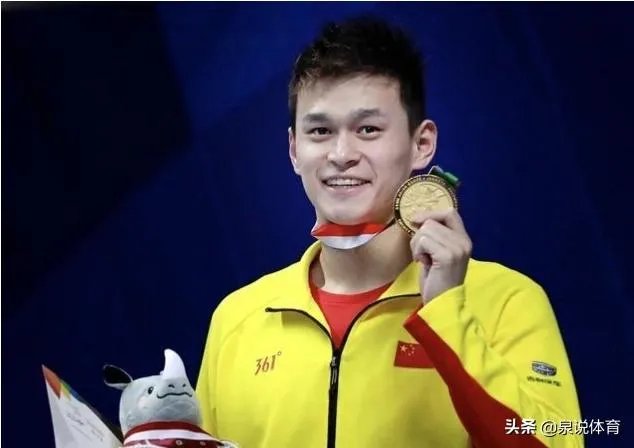 光州游泳世锦赛-正在泳池训练的孙杨听到场馆响起国歌声，接下来发生了什么事情？