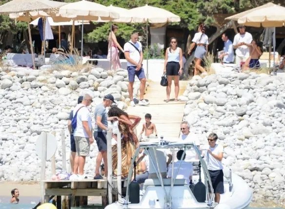 莱昂纳多·迪卡普里奥又双缀去度假了 带着性感超模