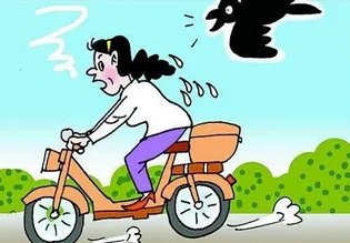 女骑手乘电驴飞行是怎么回事？