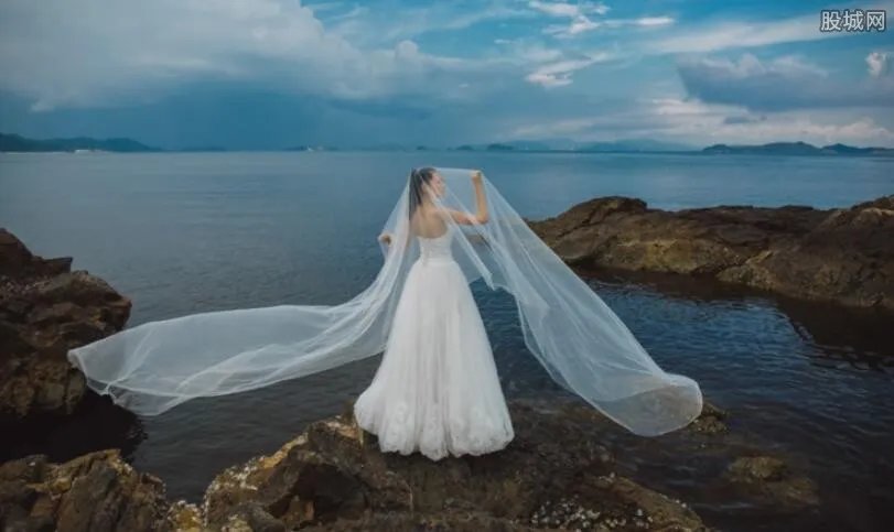 魏文彬李思思结婚照曝光 年龄差距大简直是老牛吃嫩草