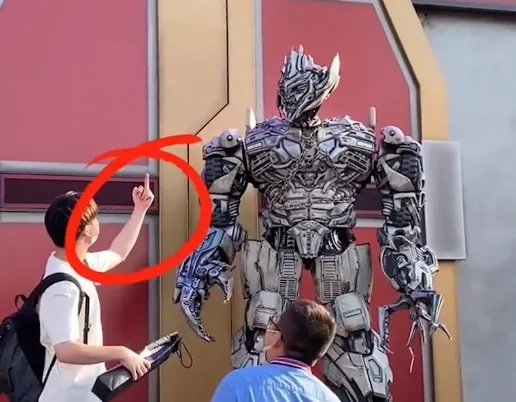 关于北京环球影城的游客对威震天竖中指一事，环球影城是如何回应的？