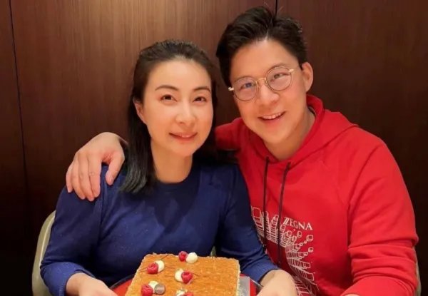 郭晶晶陪老公看舞台剧！郭晶晶跟结婚前的差别大吗？