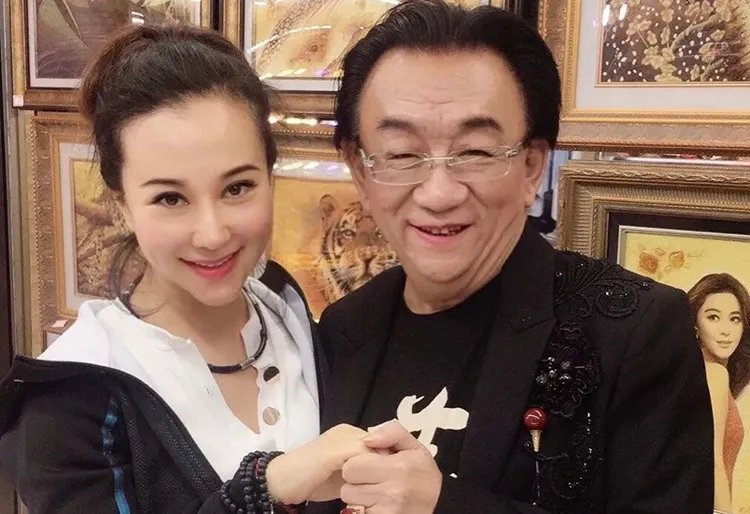 清明时节，侯耀华何云伟师徒两人在侯耀文墓前合照，到底是为什么？