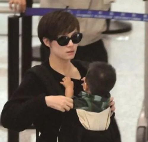 孙俪的儿子属什么 宝宝顽皮玩老爸耳朵