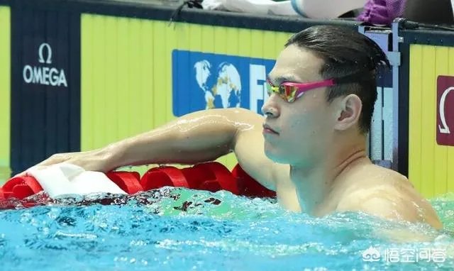 光州游泳世锦赛-正在泳池训练的孙杨听到场馆响起国歌声，接下来发生了什么事情？