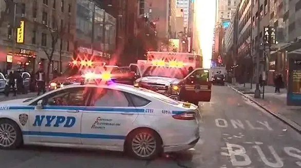 美国纽约时代广场传出巨大爆炸声,遇到这种事该如何避免自己受到波及?