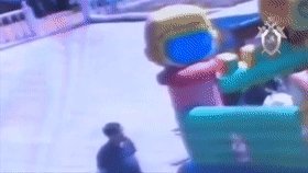 充气城堡被吹上天：会飞的城堡这是什么一个操作