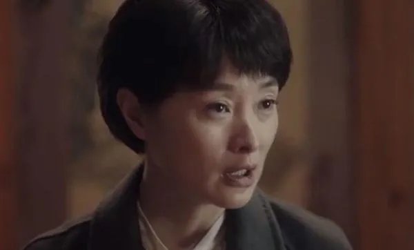 《扫黑风暴》中的哪些细节体现出贺芸是坏人呢？