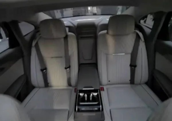 新款红旗轿车h9后面只能坐两个人吗？