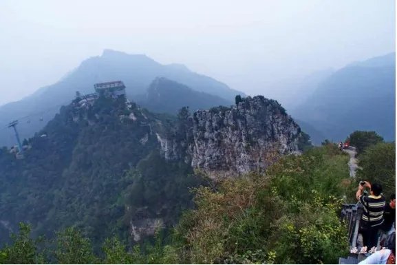 官员坠崖身亡暴露了景区的什么问题？