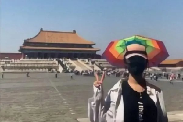 杨紫戴鱼头面具喝水，这是什么操作？