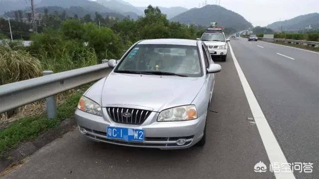 在高速公路上行驶，驾驶员或者乘客“三急”，且离服务区较远，可否占用应急车道方便？