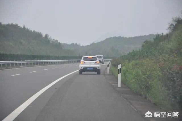 在高速公路上行驶，驾驶员或者乘客“三急”，且离服务区较远，可否占用应急车道方便？