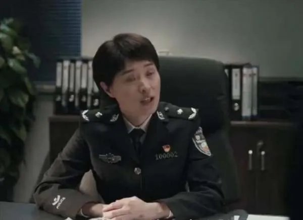 《扫黑风暴》中的哪些细节体现出贺芸是坏人呢？