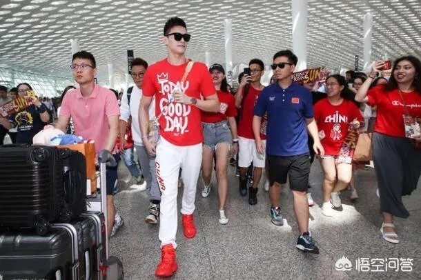 光州游泳世锦赛-正在泳池训练的孙杨听到场馆响起国歌声，接下来发生了什么事情？