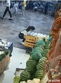 深圳一小区高层窗户坠落砸中楼下男童，满地鲜血生命垂危。高空坠物为什么屡次发生，你怎么看？