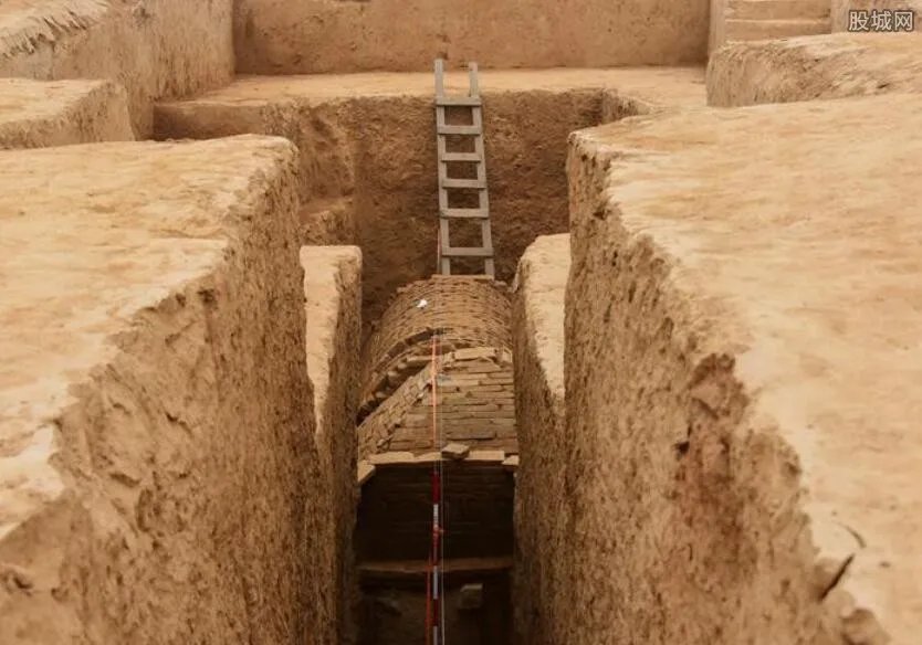 湖南东汉砖式古墓 出土了大量的文物残片