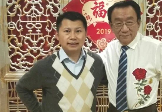 清明时节，侯耀华何云伟师徒两人在侯耀文墓前合照，到底是为什么？