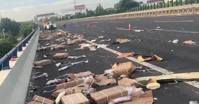 哄抢车祸后散落猪肉5人被行拘，会拘留多少天？