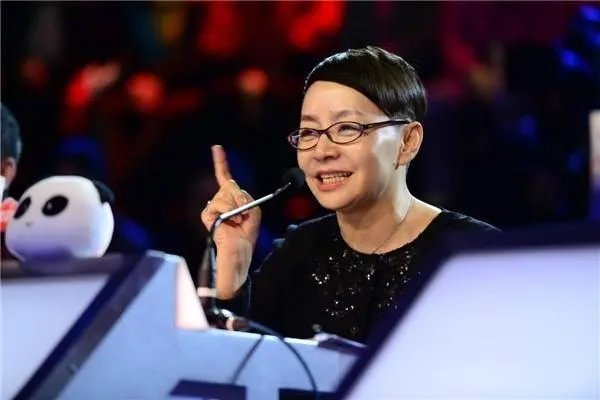 黄圣依发微博回应演技问题,宋丹丹发博谈作品,为什么网友炮轰宋丹丹却不骂黄圣依?