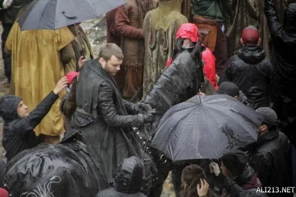 《权利的游戏》第七季新剧照 攸伦骑马带俘虏游街！