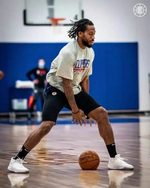 伦纳德将球拍瘪，詹姆斯急停留刹车印，NBA球员力量有多恐怖？