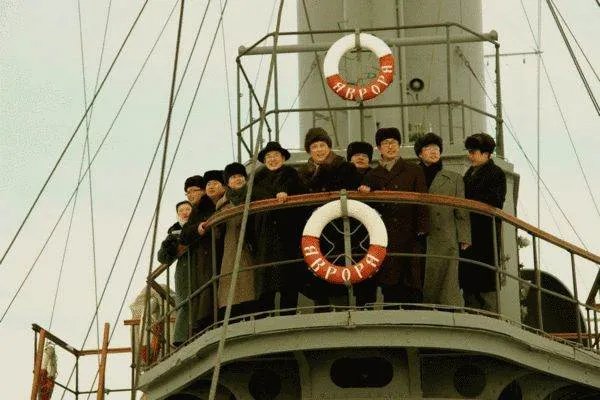 为什么说“十月革命一声炮响，给中国送