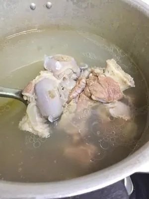 怎样制作咸肉菜饭骨头汤?