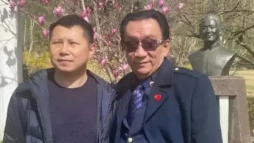 清明时节，侯耀华何云伟师徒两人在侯耀文墓前合照，到底是为什么？