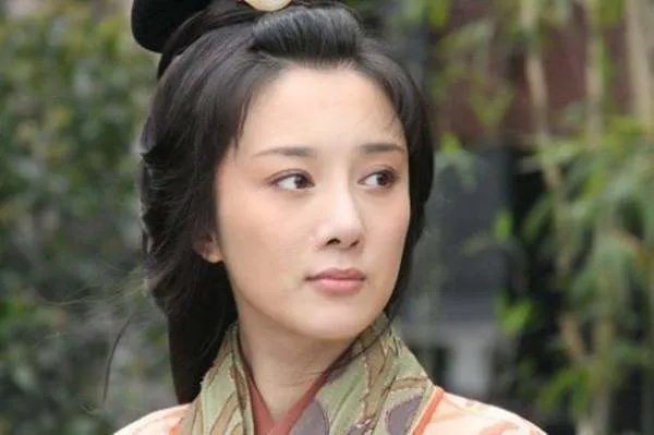 6年前，曾因被狗咬而毁容的美女演员李依晓，如今现状如何？