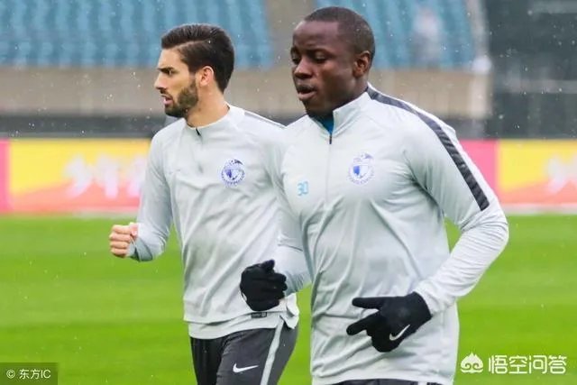 穆谢奎与里亚斯科斯谁更适合大连一方目前的单箭头打法？