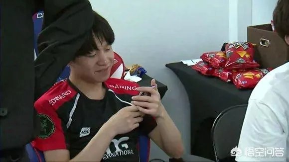 EDG对阵RW赛前宣传片中,厂长COS盲僧抬脚踢人的动作是在自嘲4396吗?