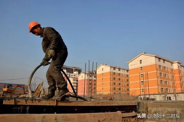 如果有个人在洛阳每个小区都有一套房子,那这个人身价多少钱?