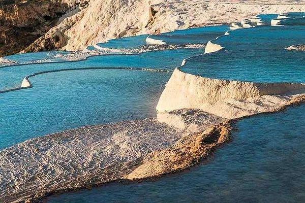 建在沙漠的村落，只有96人居住，为何成为游客向往去处？