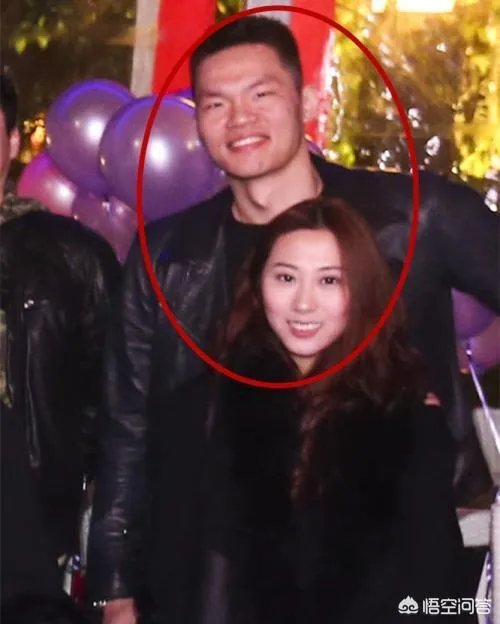 广东男篮休战期间,朱芳雨开家长会玩手机被拍,不仅不尴尬反自嘲是留级生,你怎么看?