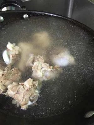 怎样制作咸肉菜饭骨头汤？