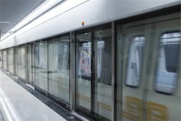 网曝上海一女生坐地铁捧着大碗吃猪脚饭,你如何看待她的行为?