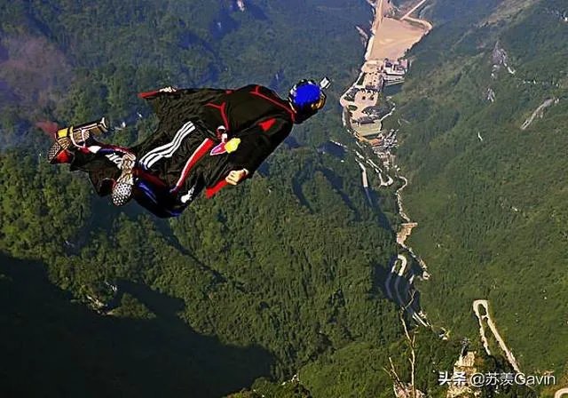 翼装飞行女大学生去世，有人表示敬佩有人说她自私，你怎么看？