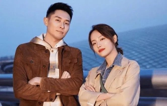 张嘉倪夫妇现身机场，买超为妻系鞋，为何叫他“亚洲醋王”？