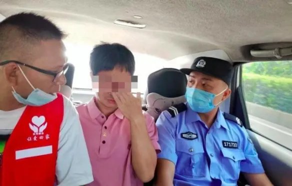 小伙考上大学后沉迷游戏20年没回家 靠捡破烂为生！