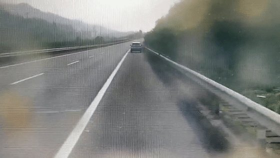 在高速公路上行驶，驾驶员或者乘客“三急”，且离服务区较远，可否占用应急车道方便？