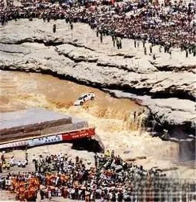 柯受良飞越黄河视频怎么回事 为什么飞越黄河？开的什么车