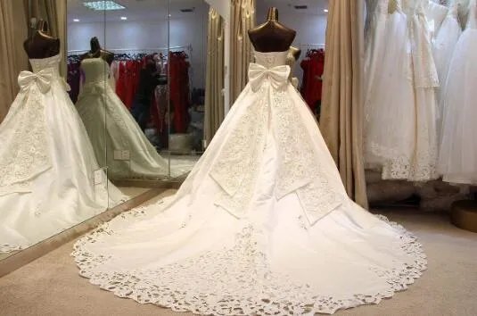 结婚穿什么颜色的衣服 参加婚礼适合穿什么颜色的衣服