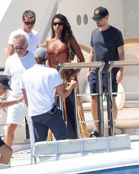 莱昂纳多·迪卡普里奥又双缀去度假了 带着性感超模