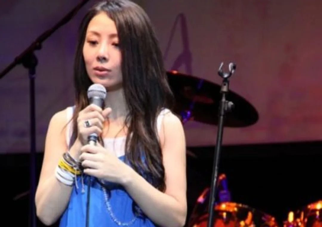 关于歌手王筝曝丈夫出轨四年一事，你觉得后续会是什么？